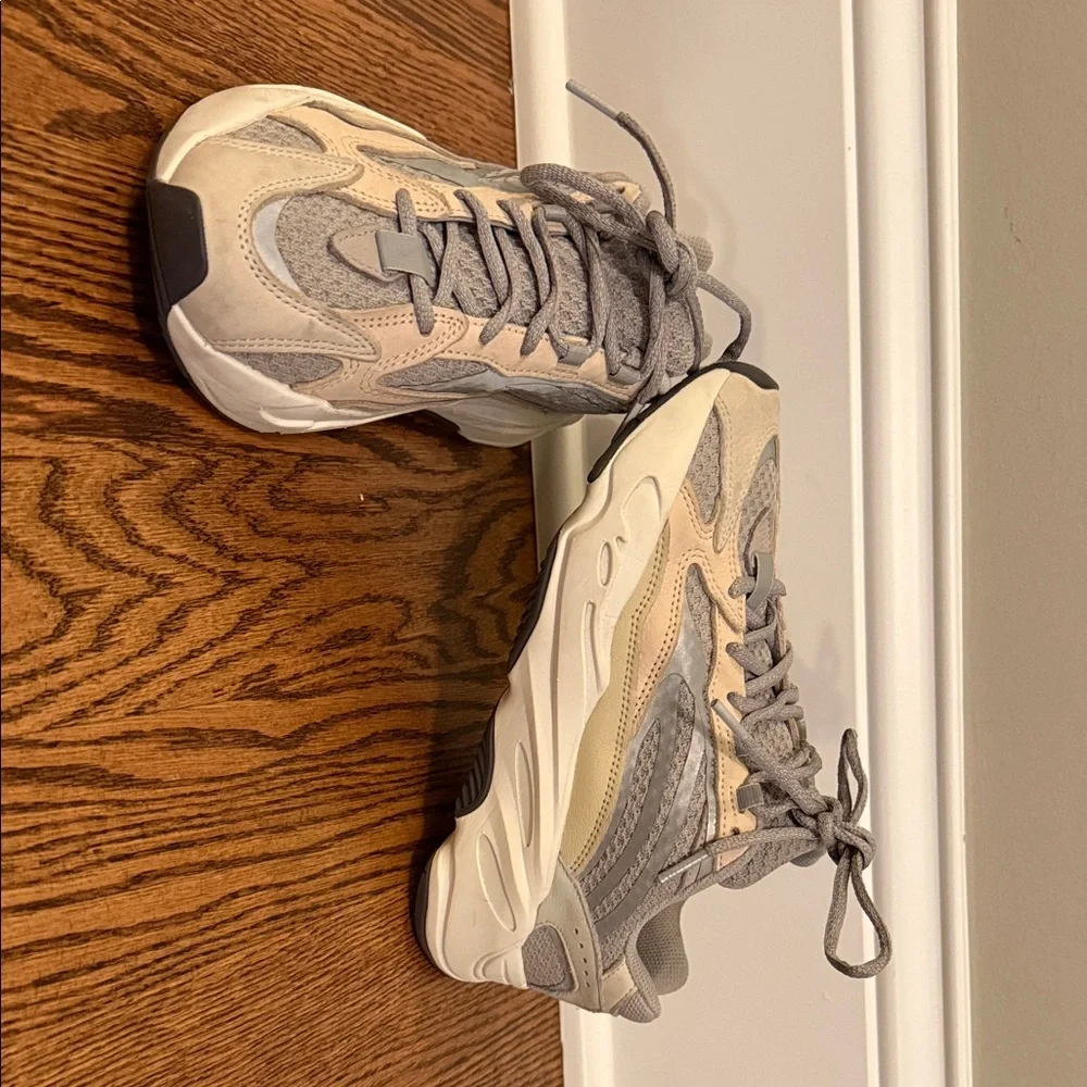 Yeezy Boost 700 V2 Cream Male sz 5.5